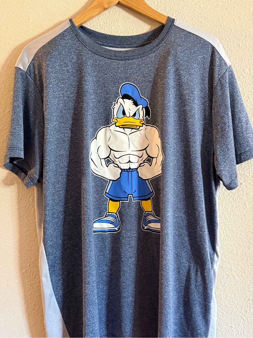 Disney Donald Duck bodybuilder mens tshirt size XL (46/48)